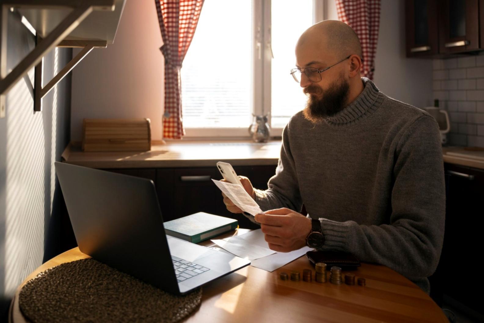Arbeitsplatz mit Finanzunterlagen und Computer